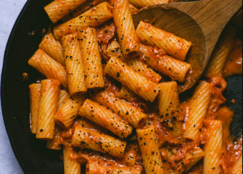 Eigene Sauce mit cremiger Tomatensauce gekochte Pasta