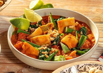 Afrikanischer Peanutstew mit Gemüsemaultaschen