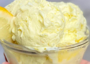 Hausgemachtes Zitroneneis ohne Eismaschine: lecker und duftend