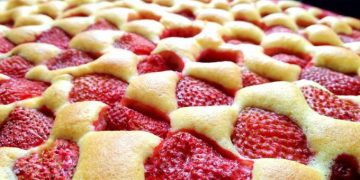 Der beste Erdbeer-Biskuitkuchen vom Blech