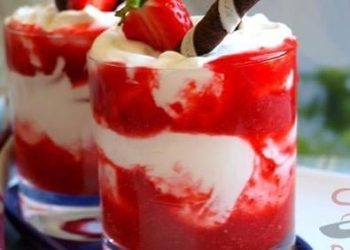 Hausgemachte Leckermäulchen-Creme mit Erdbeerpüree