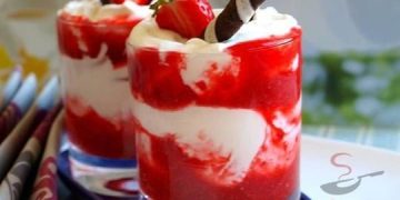 Hausgemachte Leckermäulchen-Creme mit Erdbeerpüree
