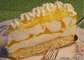Die Käsesahnetorte mit Pfirsichstücken schmeckt cremig und fruchtig