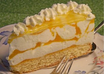 Die Käsesahnetorte mit Pfirsichstücken schmeckt cremig und fruchtig