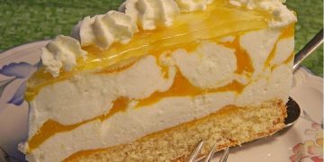 Die Käsesahnetorte mit Pfirsichstücken schmeckt cremig und fruchtig