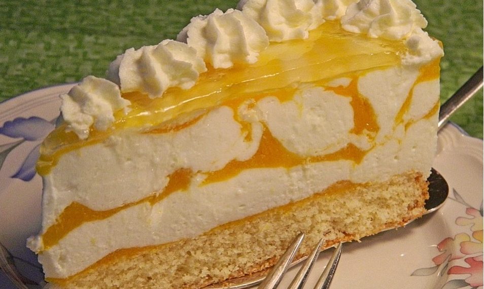 Die Käsesahnetorte mit Pfirsichstücken schmeckt cremig und fruchtig