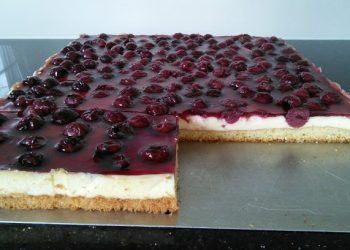 Saftige Kirschen und eine leckere Pudding-Schmand-Creme auf luftigem Boden