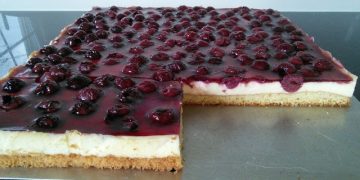 Saftige Kirschen und eine leckere Pudding-Schmand-Creme auf luftigem Boden