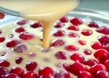 Einfach Teig über Kirschen gießen