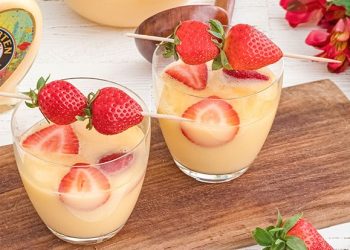 Erfrischend fruchtige Eierlikör-Erdbeer-Bowle ist ein Genuss an heißen Sommertagen!