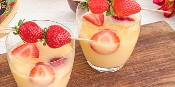 Erfrischend fruchtige Eierlikör-Erdbeer-Bowle ist ein Genuss an heißen Sommertagen!
