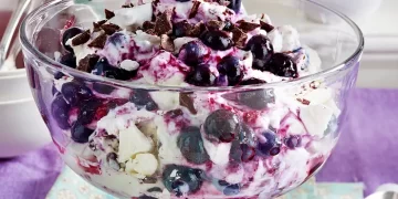 Heidelbeer-Mascarpone-Becher mit Baiser und Schokolade