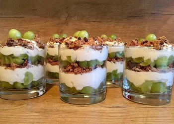 Schichtdessert mit Weintrauben