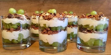 Schichtdessert mit Weintrauben