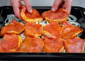 Das zarteste Rezept für gebackenes Schweinefleisch – Das Geheimnis ist super einfach! Schweinefleisch mit Zwiebeln