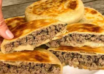 Fladen gefüllt mit Hackfleisch zum Sattessen