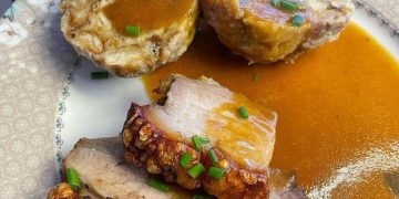 Gebratene Lamm-Schulter mit Gemüse und Aromatischer Sauce