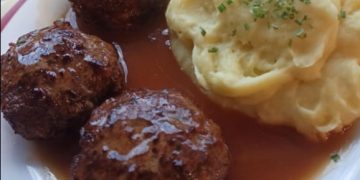 Frikadellen mit Kartoffelbrei und Soße