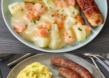 Kohlrabi-Möhren Gemüse mit Kartoffelpüree und Bratwurst