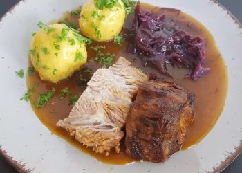 Nackenbraten mit Kartoffelklößen, Rotkohl und Soße