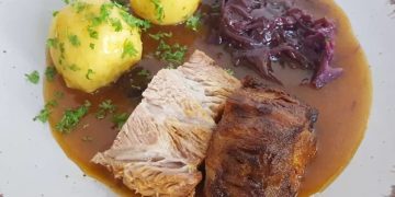 Nackenbraten mit Kartoffelklößen, Rotkohl und Soße