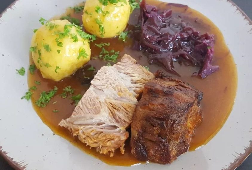 Nackenbraten mit Kartoffelklößen, Rotkohl und Soße