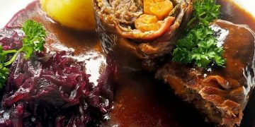 Rinderrouladen mit Blaukraut und Knödel