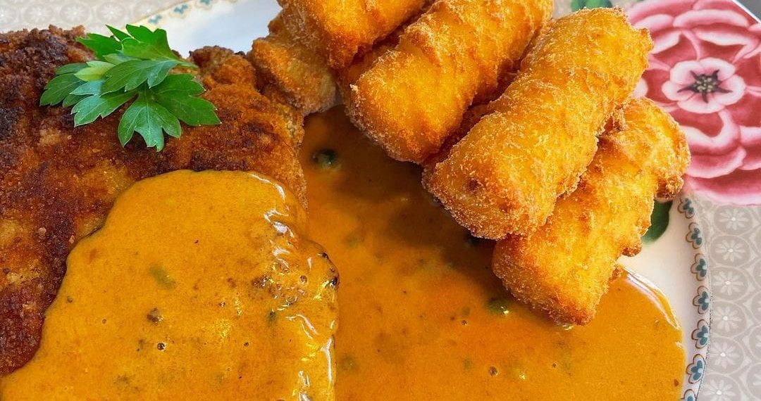 Schnitzel Cordon bleu mit Kroketten Karotten Gemüse und Pfefferrahmsauce