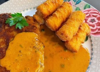 Schnitzel Cordon bleu mit Kroketten Karotten Gemüse und Pfefferrahmsauce