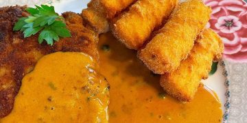 Schnitzel Cordon bleu mit Kroketten Karotten Gemüse und Pfefferrahmsauce
