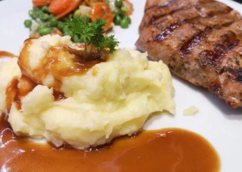 Nackensteak vom Schwein mit Mischgemüse und Kartoffelpüree