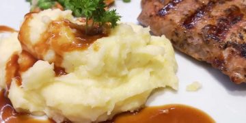 Nackensteak vom Schwein mit Mischgemüse und Kartoffelpüree