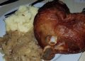 Schweinshaxe auf Sauerkraut