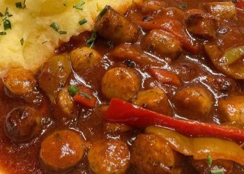 Rostbratwurstpfanne mit Kartoffelstampf