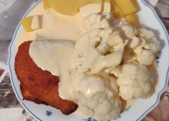 Kartoffeln mit Blumenkohl, holländischer Soße und Hähnchen Cordon Bleu