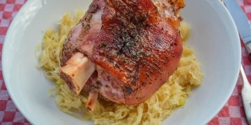 Knusprig gebratene Schweinshaxen