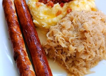 Thüringer Bratwurst mit Kartoffelpüree und Sauerkraut