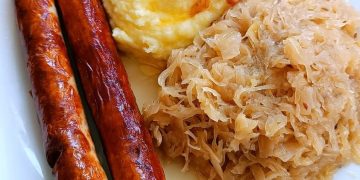 Thüringer Bratwurst mit Kartoffelpüree und Sauerkraut