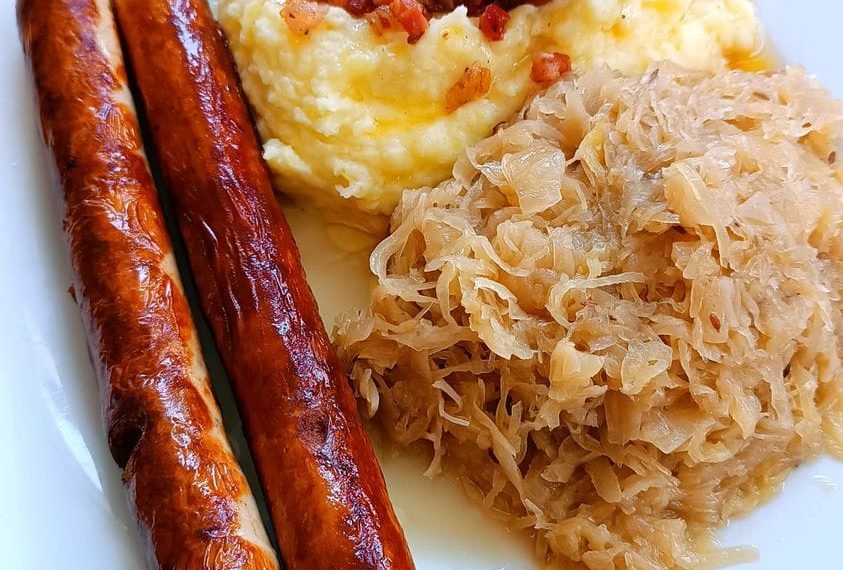 Thüringer Bratwurst mit Kartoffelpüree und Sauerkraut