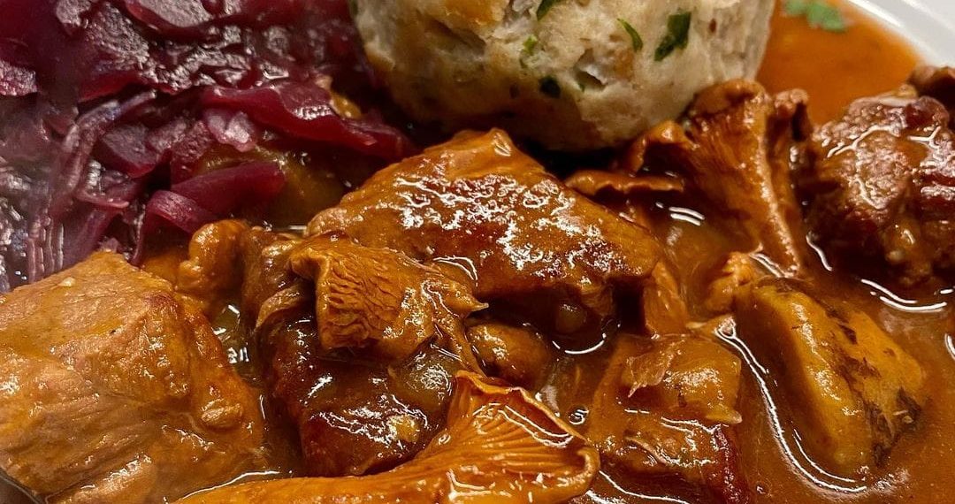 Pilz-Gulasch mit Semmelknödeln