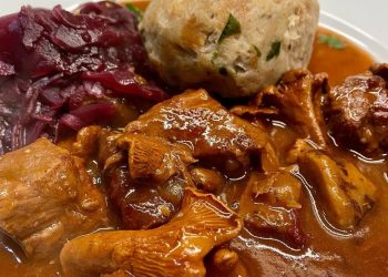 Pilz-Gulasch mit Semmelknödeln