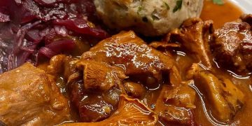 Pilz-Gulasch mit Semmelknödeln