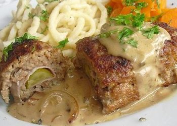 Hackröllchen in Zwiebelsoße