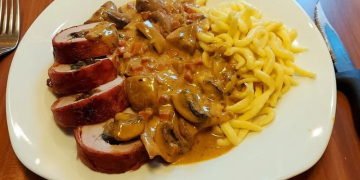 Speckmantel mit Champignons und Spätzle , wie ich die liebe