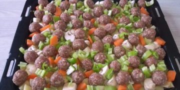 GEMÜSE MIT HACKBÄLLCHEN AUS DEM BACKOFEN IN 15 MINUTEN ZUBEREITET !