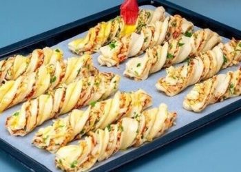 Blätterteig Stangen mit Schinken und Käse