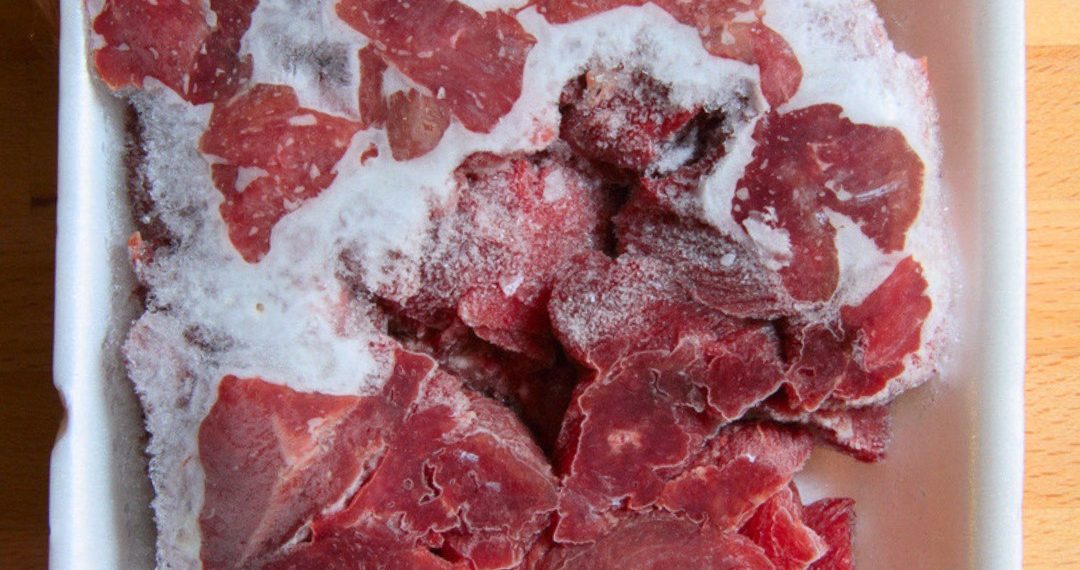 Fleisch auftauen: Fehler, die man nicht machen sollte, um negative Folgen zu vermeiden