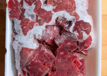 Fleisch auftauen: Fehler, die man nicht machen sollte, um negative Folgen zu vermeiden