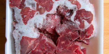 Fleisch auftauen: Fehler, die man nicht machen sollte, um negative Folgen zu vermeiden