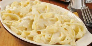 Nudeln in cremiger Knoblauch Käsesauce, blitzschnell zubereitet!